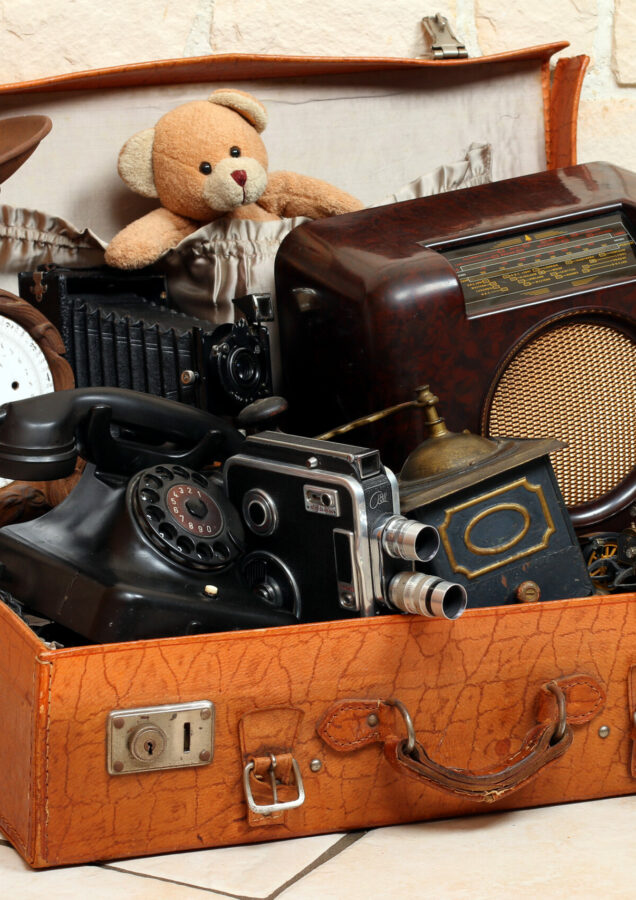 Antke Gegenstände in Koffer, Radio,Foto,Telefon Antke Gegenstände in Koffer, Radio,Foto,Telefon